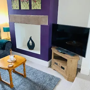 Selston House, 3 Bedroom Cosy For Up To 6 Guests, Cul-de-sac On Private Road Holiday home