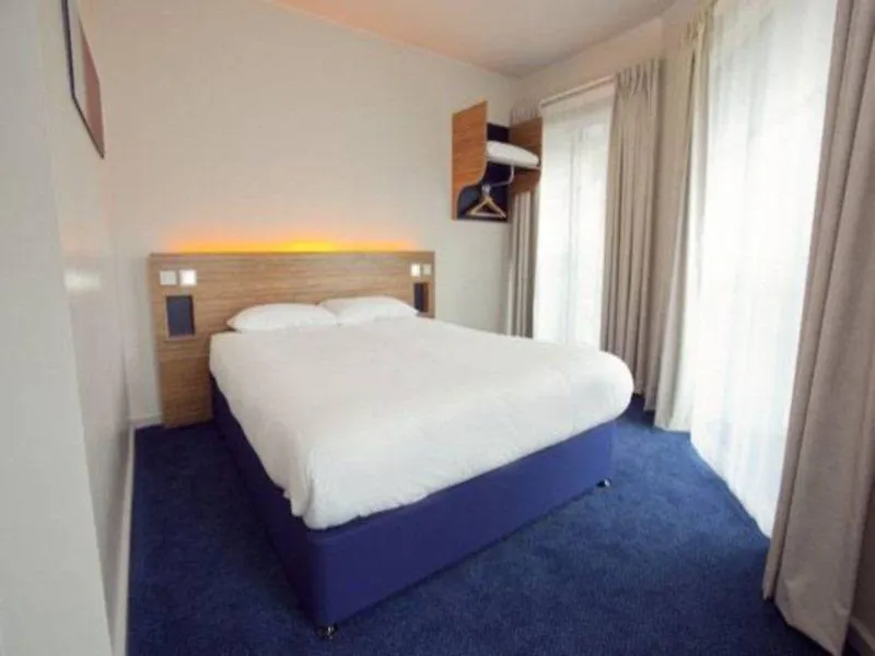 Travelodge Edinburgh Central Waterloo Place 2*,